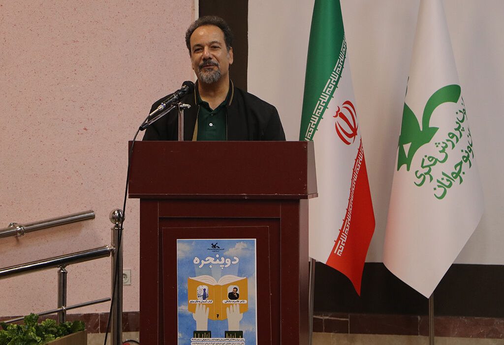 مربی‌ام و برای شکفتن غنچه‌ها می‌کوشم