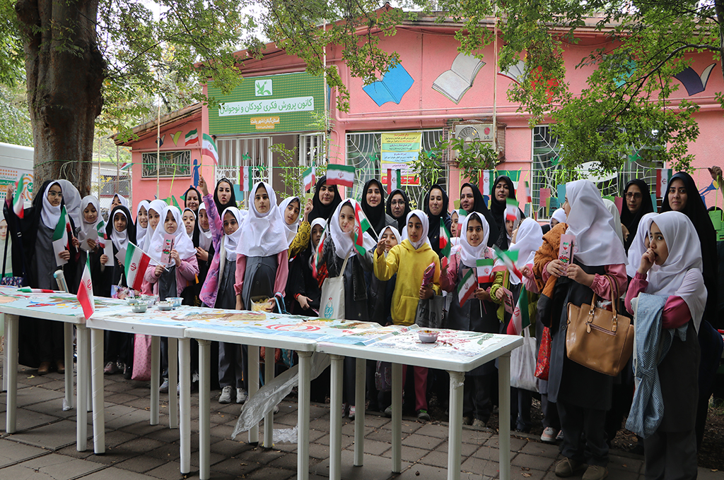 ویژه برنامه «به رنگ مدرسه، به عطر دانایی» در رشت برگزار شد